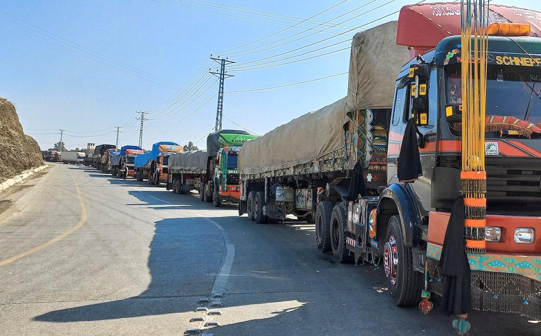 تورخم کې له تېرو څلورو ورځو راهیسې په تازه مېوو او سبزیو بار شاوخوا ۴۰۰موټرونه بند پاتې دي