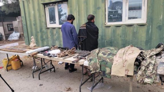 طالبان وايي په کاپیسا کې یې دوه کسان د یوې مجسمې او یو شمېر مهماتو د ساتنې په تړاو نیولي