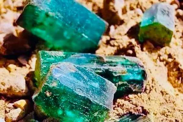 د افغانستان ګران بیو ډبرو د نړۍوالو بازارونو پام ځان ته اړولې
