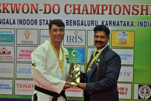 حضور ورزشکار افغان با شعار 'به دختران افغان اجازه تحصیل بدهید' در مسابقات آسیایی تکواندو