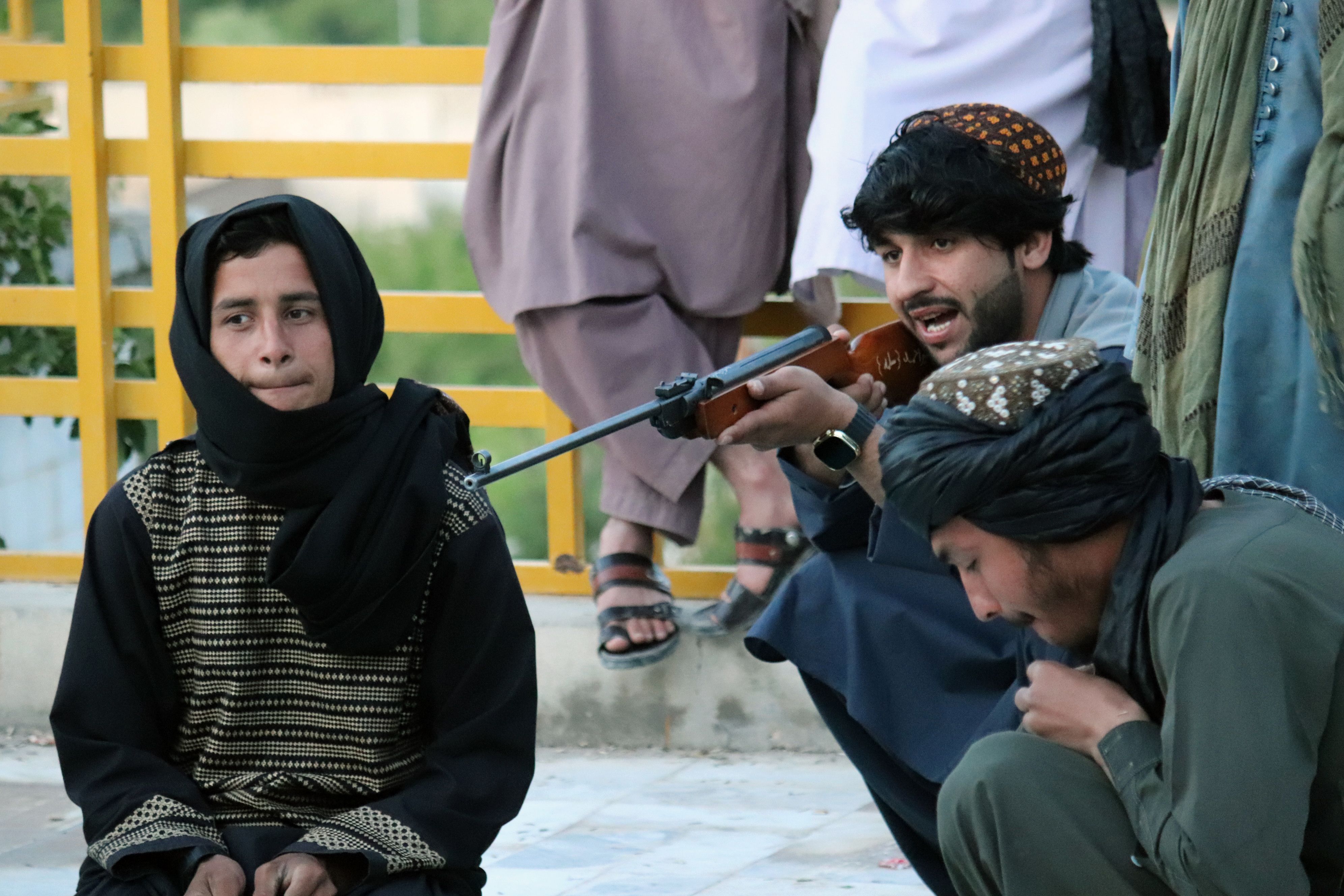 په ارغنداب ولسوالۍ کې د شالمار مېلې ګډونوال د نښې ويشتلو پر مهال