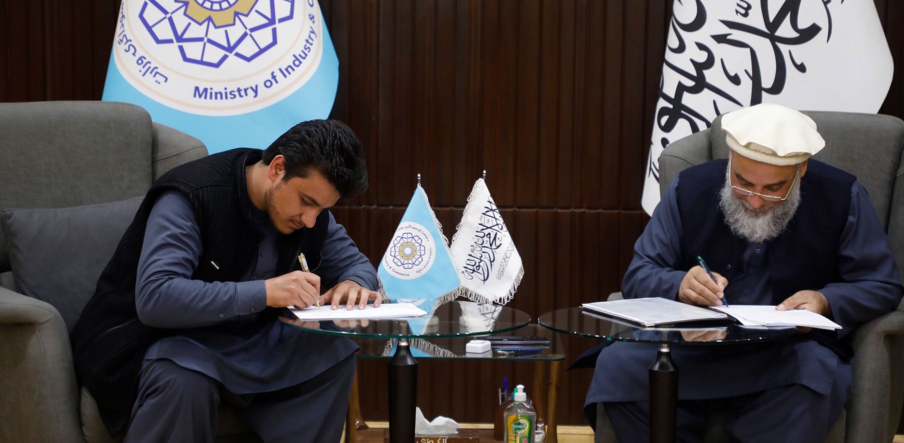 طالبانو د سوداګریز ملاتړ په موخه له ۱۵ ملي او نړیوالو موسسو سره د همکارۍ هوکړې وکړې