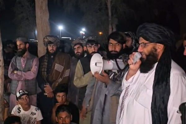 نیمروز کې د طالبانو والي: د ایران یوه پنډغالي کې یو افغان د اوبو او خوړو له نشتوالي مړ شوی