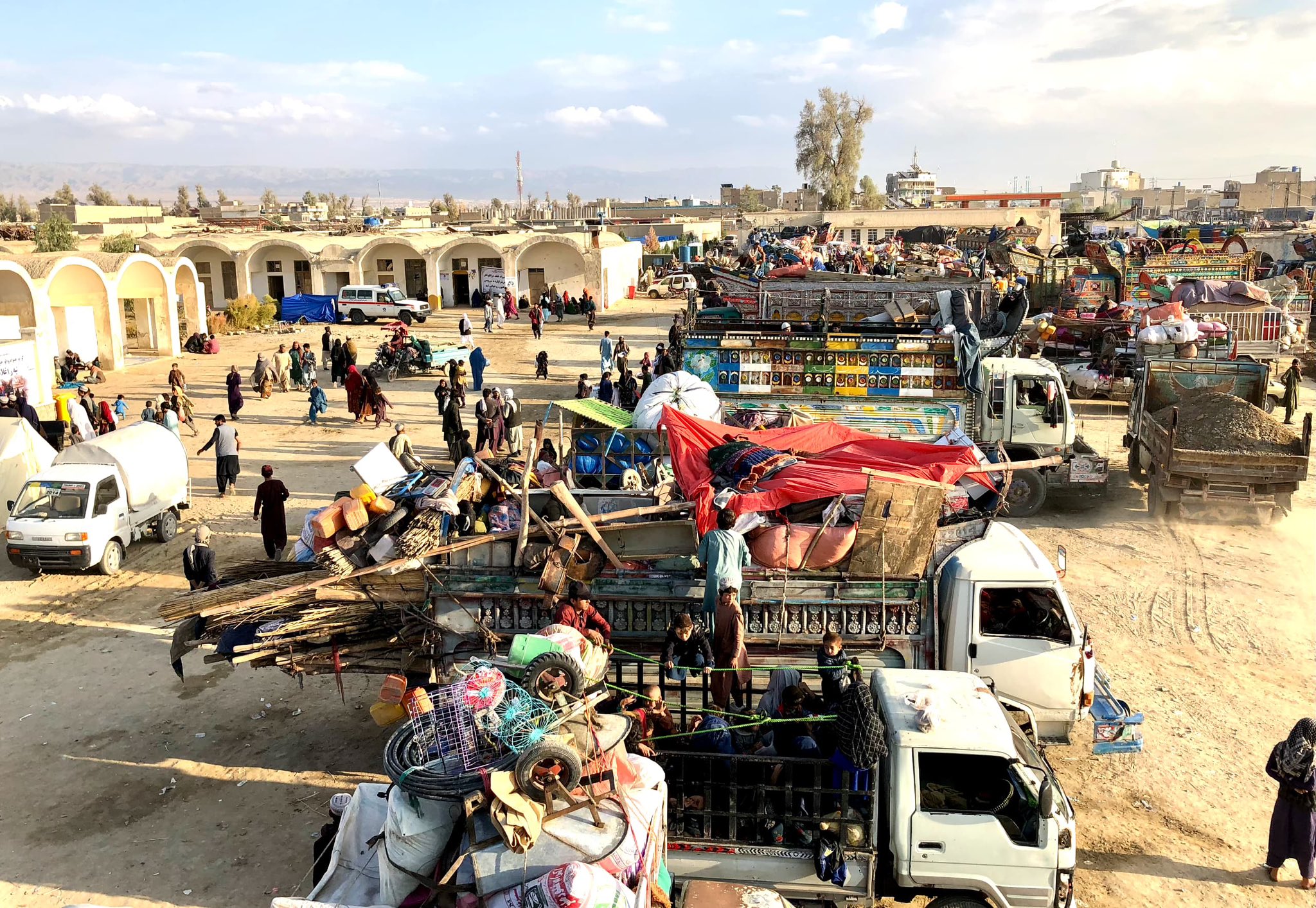 د افغان کډوالو اېستل؛ له پاکستان او ایران نه تر ۵زره ډېر کډوال افغانستان ته ستانه شوي