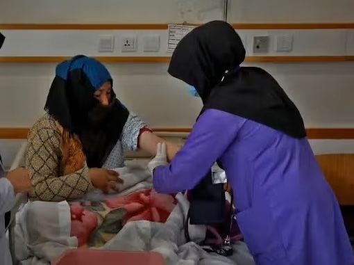 افغانه قابله په لرو پرتو سیمو کې له اړمنو ښځو سره د مرستې لپاره کور په کور ګرځي