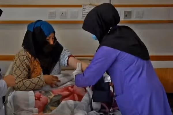 افغانه قابله په لرو پرتو سیمو کې له اړمنو ښځو سره د مرستې لپاره کور په کور ګرځي