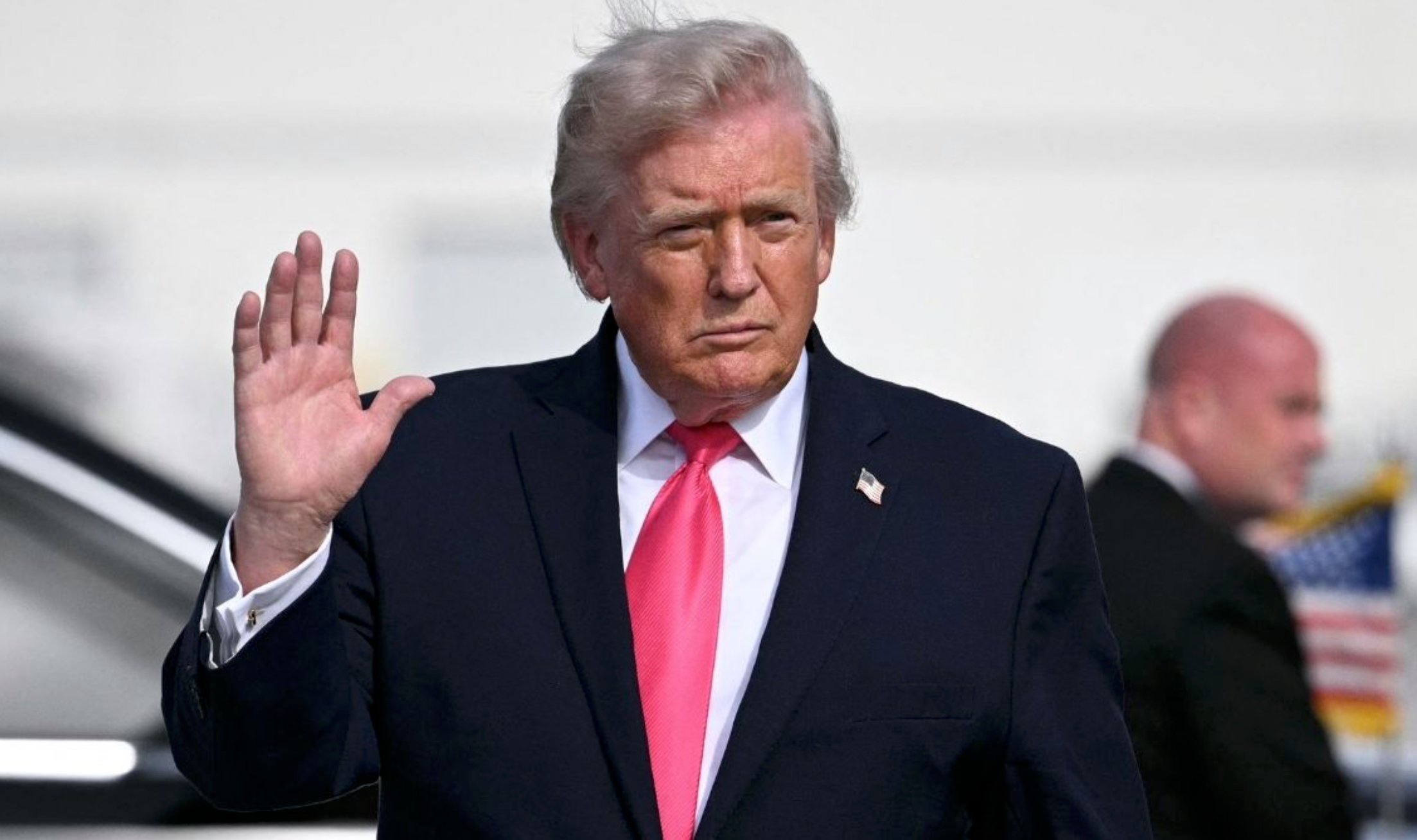 ټرمپ: د هرمز تنګي بشپړ کنټرول زموږ په لاس کې دی او له کلابندۍ تېښته ناشونې ده