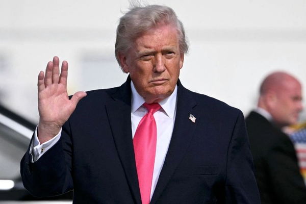 ټرمپ: د هرمز تنګي بشپړ کنټرول زموږ په لاس کې دی او له کلابندۍ تېښته ناشونې ده