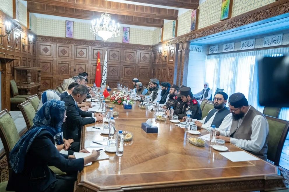 وزير داخلية طالبان يبحث مع وزير الخارجية الصيني تعزيز أمن الحدود