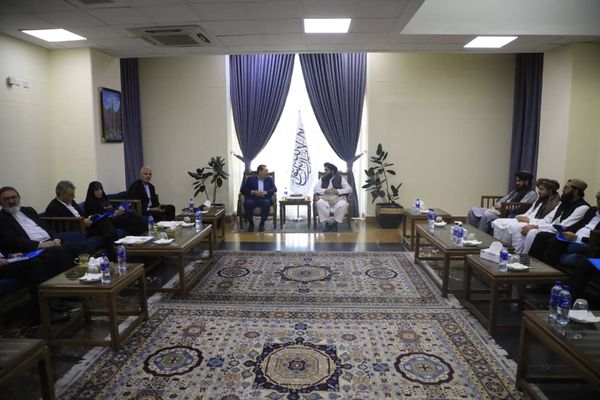 د ایران یو لوړپوړی پلاوی د اقتصادي خبرو اترو لپاره کابل ته ورسېده