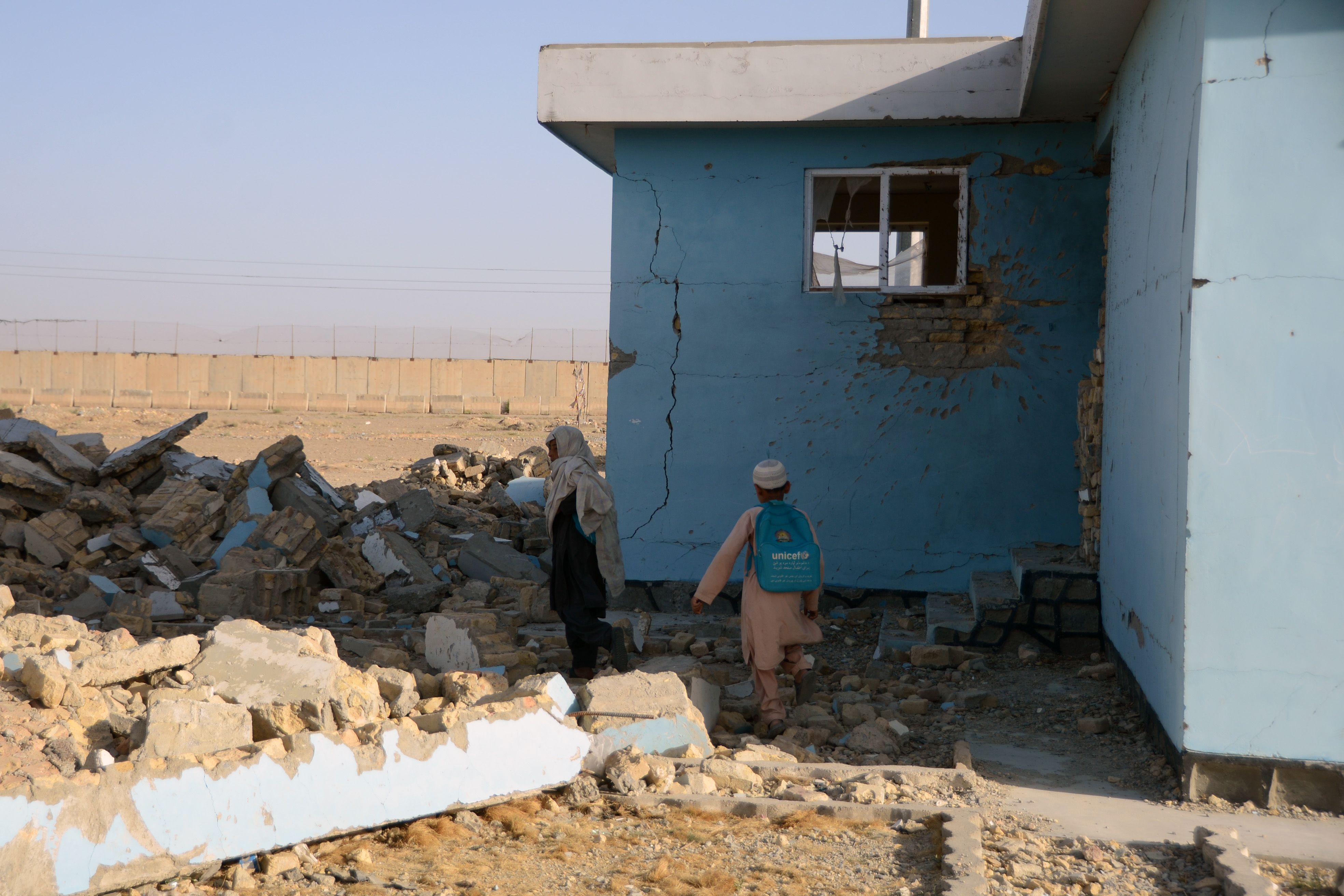 د طالبانو په جګړو کې د وران شوي ښوونځي تصویر 