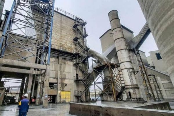 ایران په کال کې افغانستان ته څلور زره ټنه سیمنټ صادروي