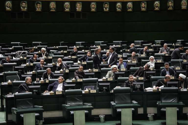 البرلمان الإيراني يقر غرامات تصل إلى 10 آلاف يورو على إقامة الأجانب بصورة غير قانونية