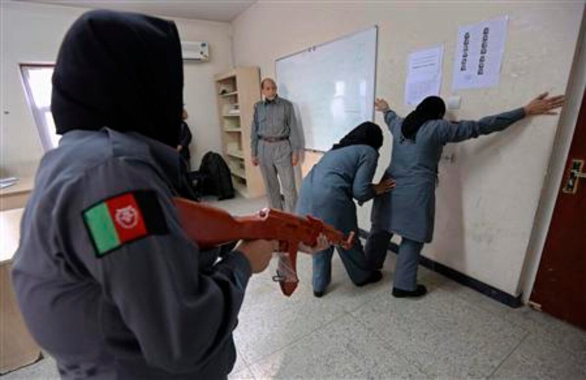 دیدبان حقوق بشر: نیروهای پولیس زن حکومت پیشین از ترس تهدیدات طالبان پنهانی زندگی می‌کنند