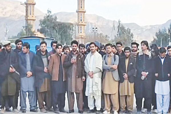 په تورخم کې ۲۰۰ پاکستاني زده کړیالان پاکستان ته د تګ اجازه غواړي