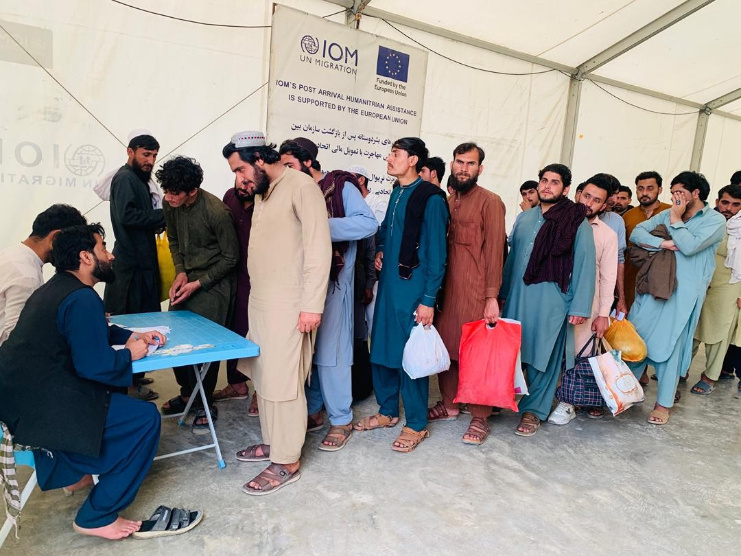 روانه اونۍ؛ د پاکستان له زندانونو تر ۳۰۰ ډېر افغانان خوشې شوي دي