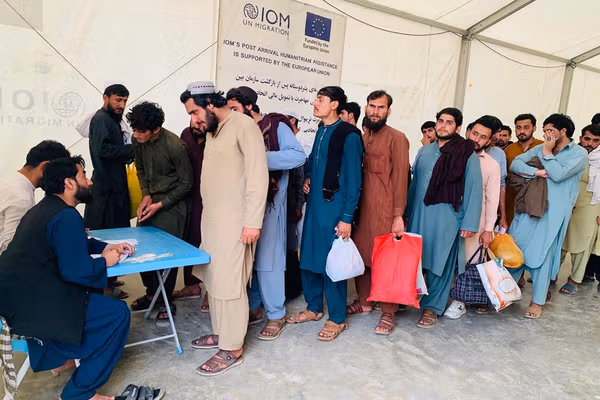 روانه اونۍ؛ د پاکستان له زندانونو تر ۳۰۰ ډېر افغانان خوشې شوي دي