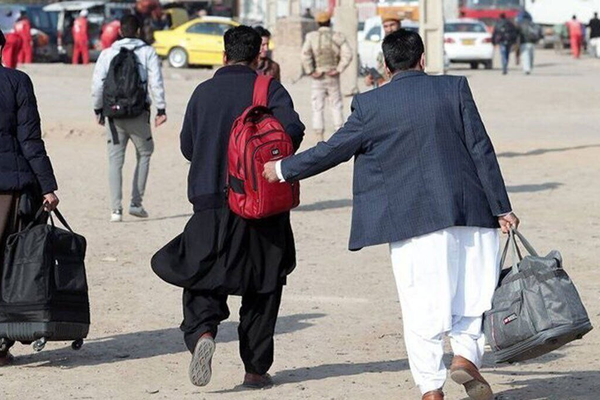 ایراني چارواکي وایي په کرمان کې یې په ناقانونه لارو تللي ۷زره بېاسناده کډوال نیولي دي