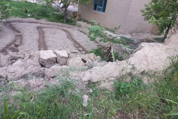 د بادغیس په قادس ولسوالۍ کې یو ۳ کلن ماشوم د یوه دېوال نړېدو له امله ومړ