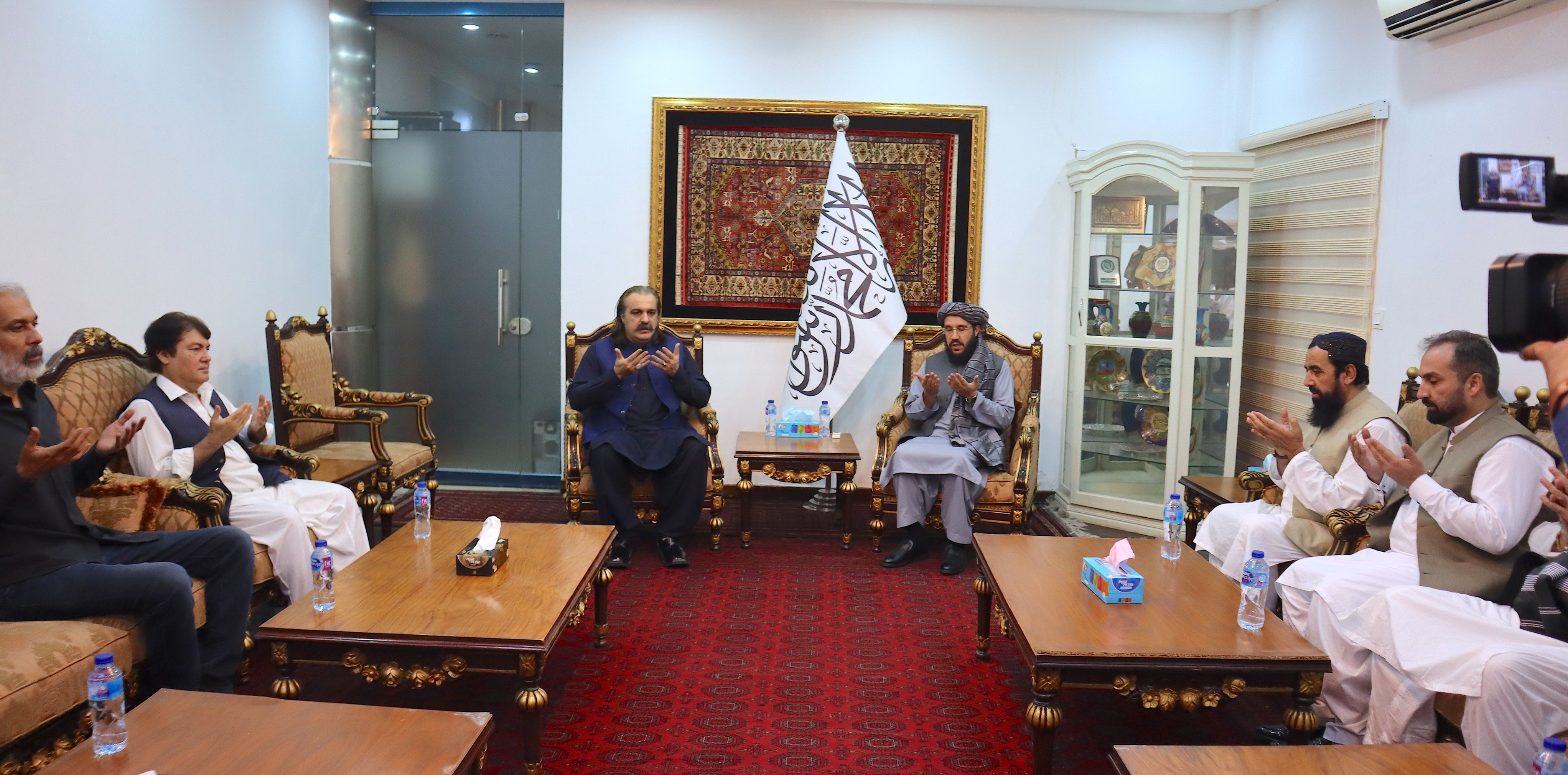 علی امین گنداپور، سروزیر خیبرپختونخوا به سفارت افغانستان تحت کنترول طالبان در اسلام‌آباد رفتزیر 