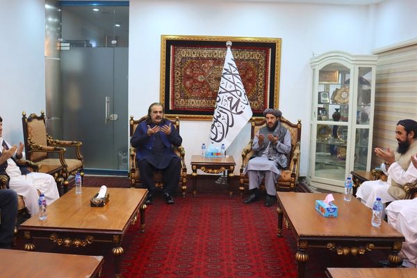 وزیر خیبرپختونخوا با سفیر طالبان گفتوگو کرد