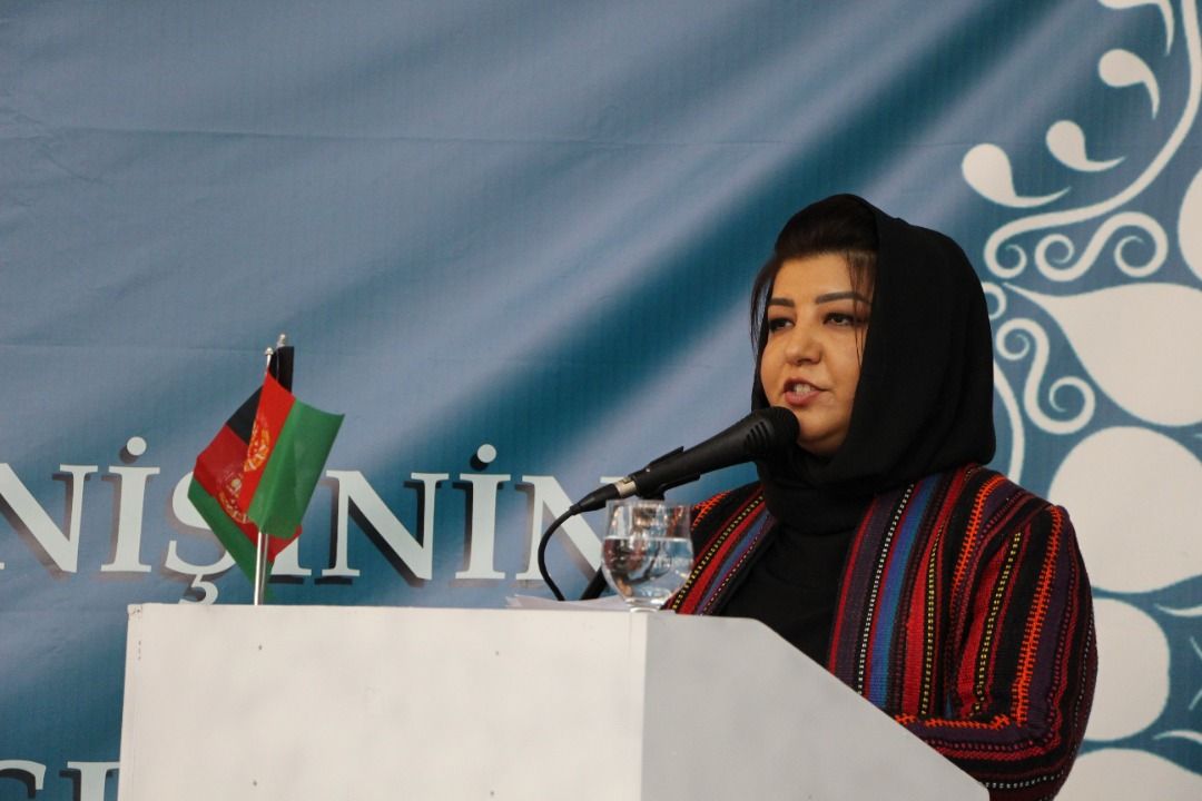 راحله دوستم به حذف زبان اوزبیکی از لوحه دانشگاه جوزجان واکنش نشان داد