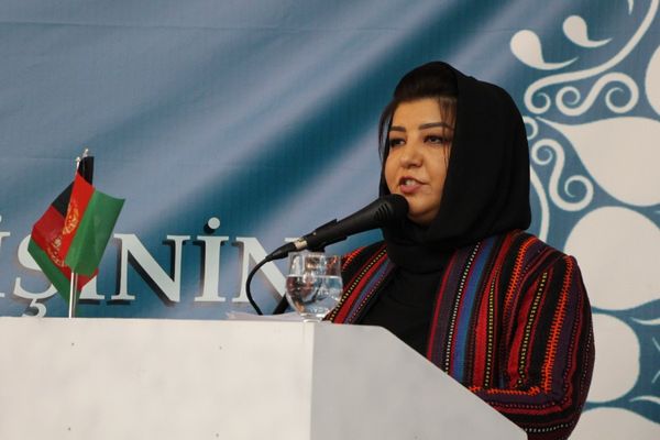 راحله دوستم به حذف زبان اوزبیکی از لوحه دانشگاه جوزجان واکنش نشان داد