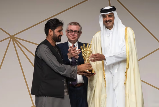 سجين سابق لدى طالبان يتوج بجائزة أمير قطر لمكافحة الفساد
