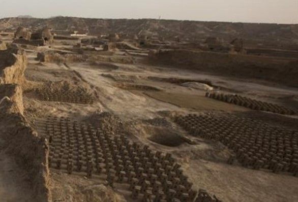 دختر ۱۰ ساله افغان در کوره آجرپزی می‌گوید آرزو دارد درس بخواند