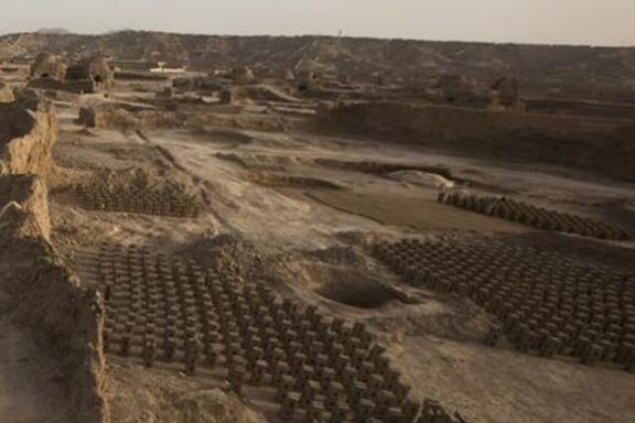 دختر ۱۰ ساله افغان در کوره آجرپزی میگوید آرزو دارد درس بخواند