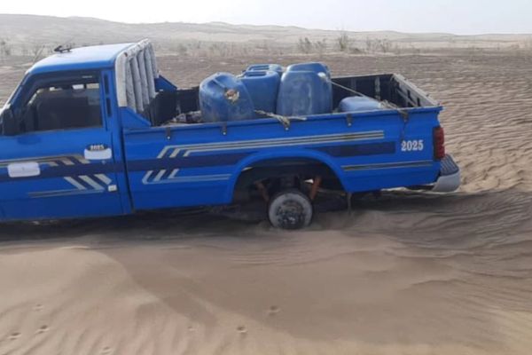 طالبان وايي په نیمروز کې یې ۵۴ بار وړونکي قاچاقي موټر نیولي دي