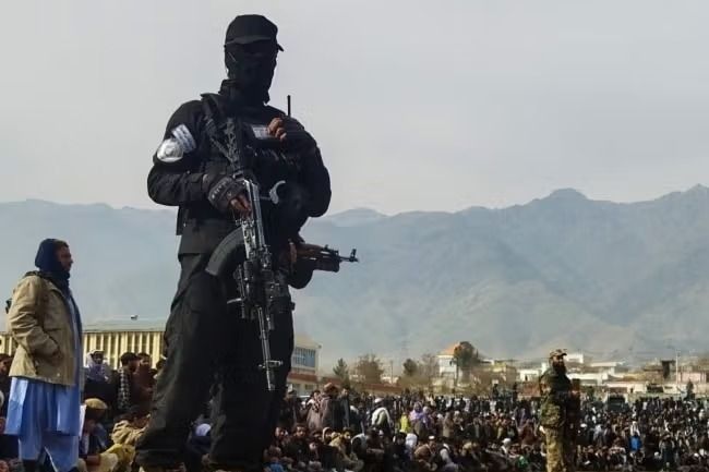 طالبان ۹ نفر را به اتهام 'روابط خارج از ازدواج' و 'بی‌احترامی به پدر' شلاق زد