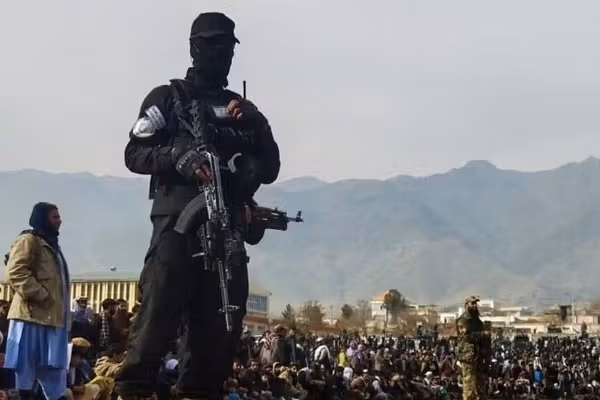 طالبان ۹ نفر را به اتهام 'روابط خارج از ازدواج' و 'بیاحترامی به پدر' شلاق زد