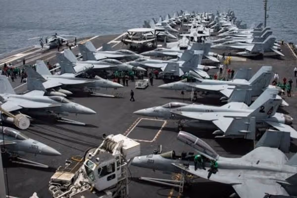 د ابراهام لېنکن الوتکه وړونکې بېړۍ منځني ختیځ ته ورسېده