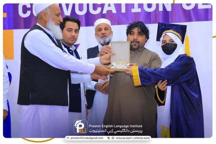 ننګرهار کې يوې نجلۍ په انګليسي ژبه کې د سرو زرو مډال ګټلی