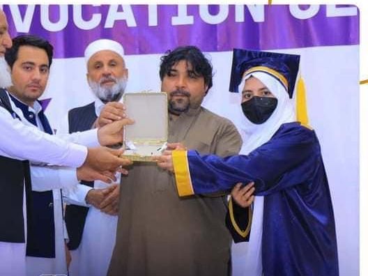 ننګرهار کې يوې نجلۍ په انګليسي ژبه کې د سرو زرو مډال ګټلی