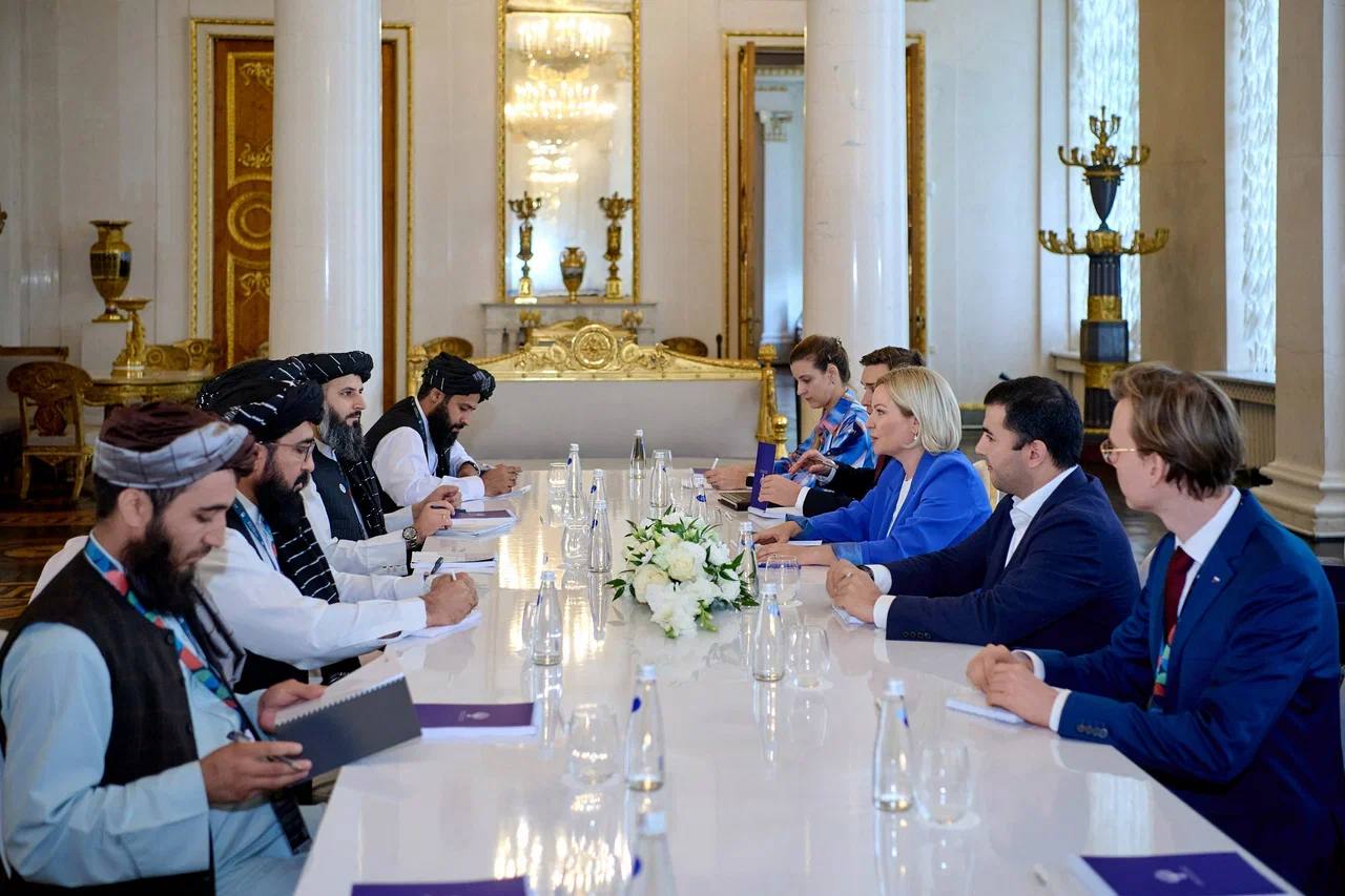  د روسیې د اطلاعاتو کلتور وزارت له چارواکو سره د خیرخوا او مل پلاوي لیدنه