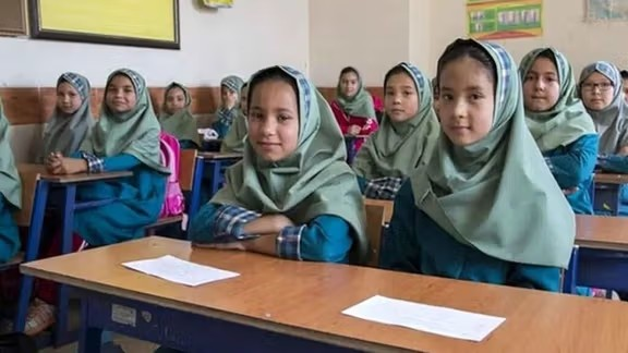 تېرکال؛ په ایران کې ۳۶۰زره افغان کډوال زده‌کوونکي په ښوونځیو کې پر زده‌کړو بوخت وو