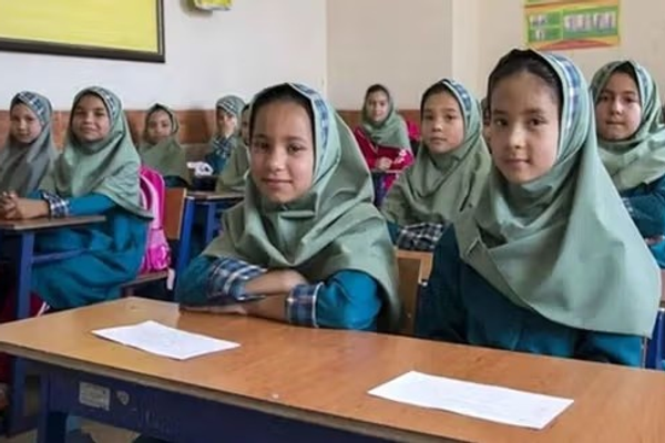 تېرکال؛ په ایران کې ۳۶۰زره افغان کډوال زدهکوونکي په ښوونځیو کې پر زدهکړو بوخت وو