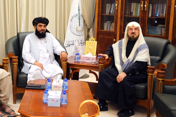 سهیل شاهین د مسلمانو علماوو شورا له رییس سره کتلي