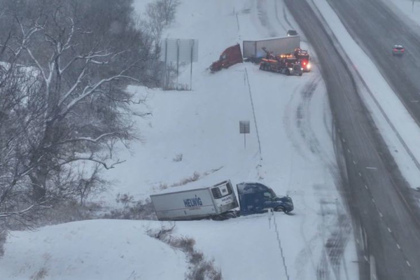 امریکا کې د سختې واورې ورېدو له امله زرګونه الوتنې لغوه او ځنډول شوې دي