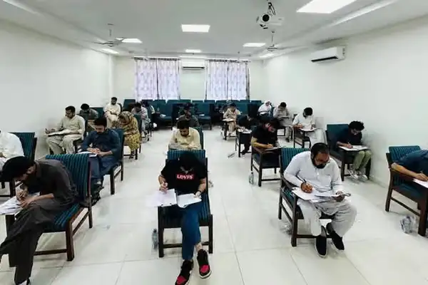 دیدهبان حقوق بشر از پاکستان خواست دانشجویان افغان را اخراج نکند