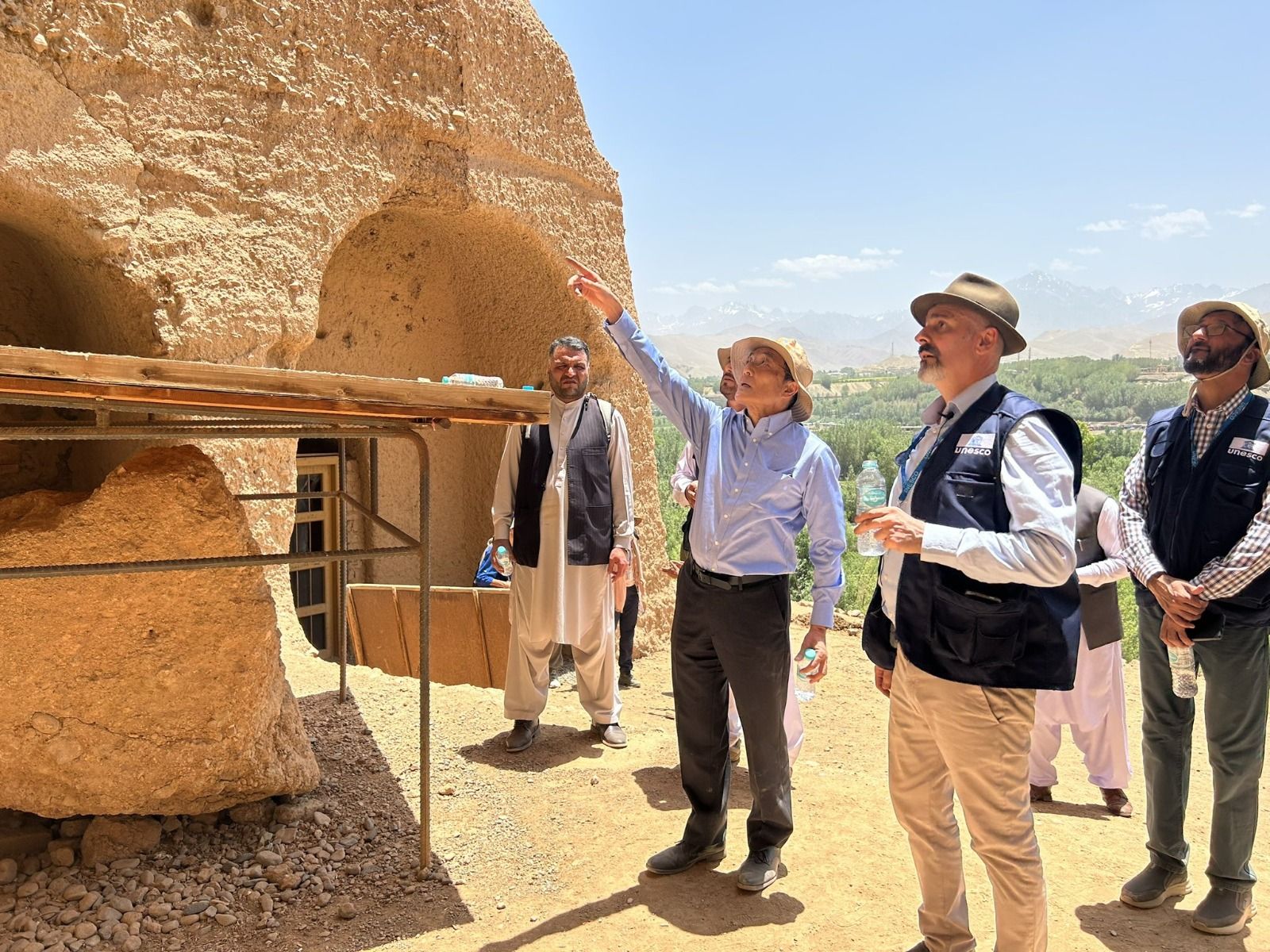 سفیر جاپان در افغانستان از ساحه بودای بامیان بازدید کرد