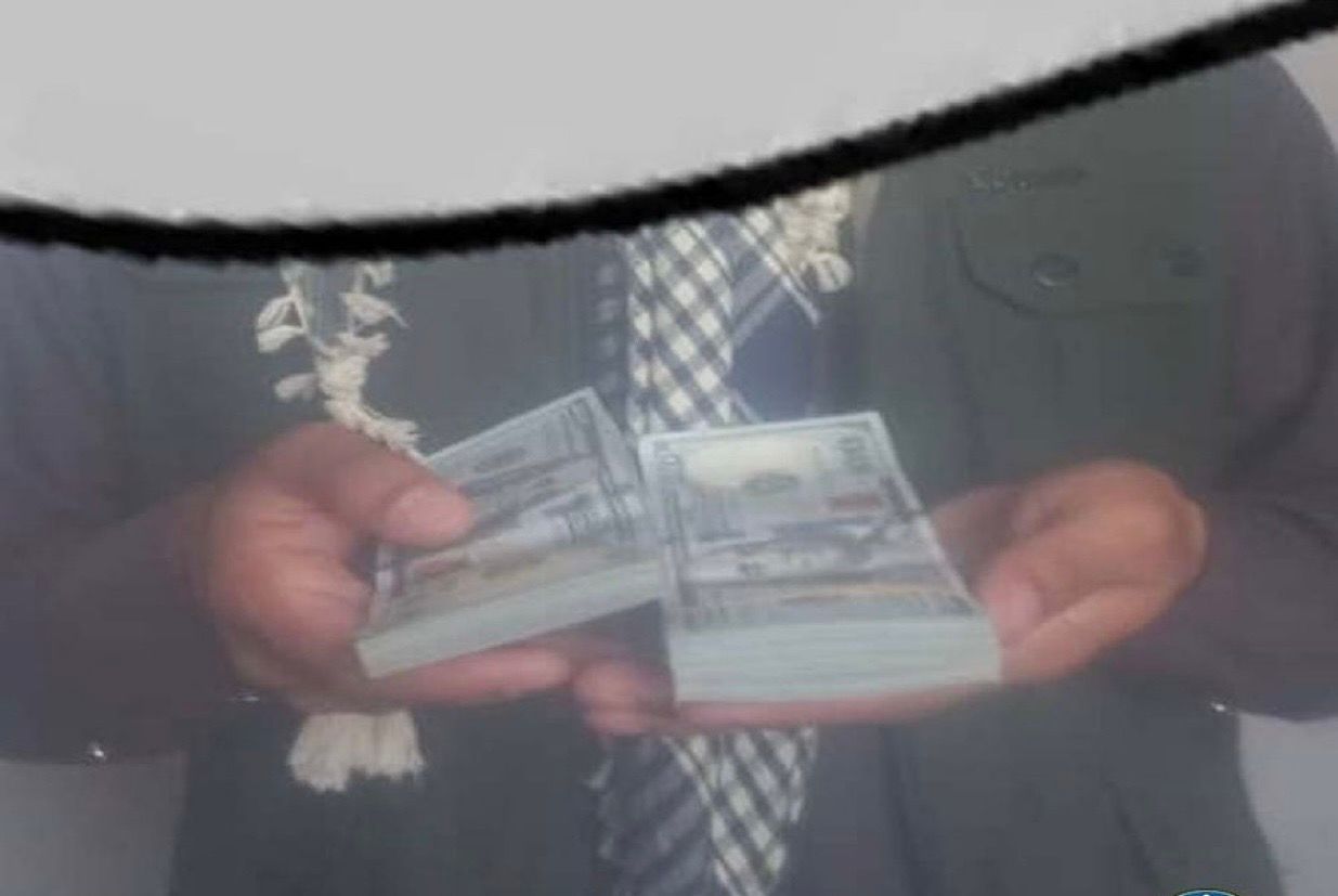 د طالبانو د کورنیو چارو وزارت وایي، د زرګونه امریکایي ډالرو د قاچاق مخه یې نیولې ده