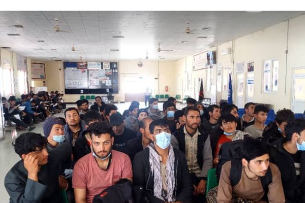 Over 6000 Afghans Return to Afghanistan From Iran This Week, Says Taliban