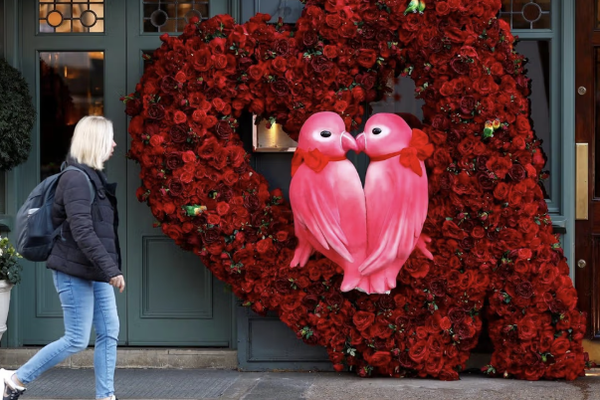 حظر عيد الحب: «الشباب الأفغان يفضلون الحب على الحرب»