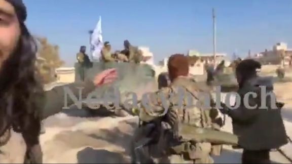 شبهنظامیان سوری با پرچم سفید هنگام ورود به حلب