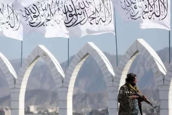 طالبانو په بلخ کې دوه کسان په عام محضر کې په دُرو وهلي