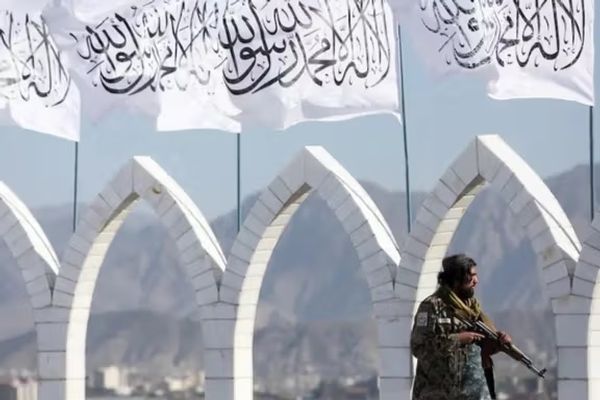 طالبانو په بلخ کې دوه کسان په عام محضر کې په دُرو وهلي