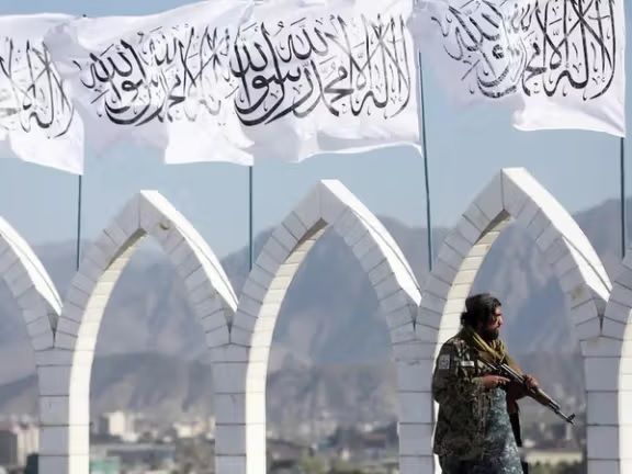 طالبانو په بلخ کې دوه کسان په عام محضر کې په دُرو وهلي